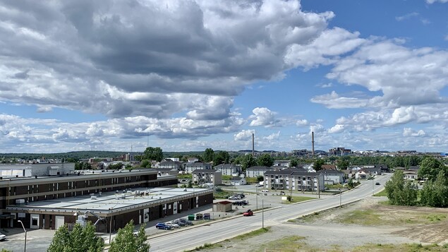 La ville de Rouyn-Noranda, avec les cheminées de la Fonderie Horne en arrière-plan