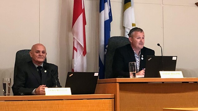 Steeve Beaupré et Denis Miousse sont assis à la présidence du conseil municipal. 