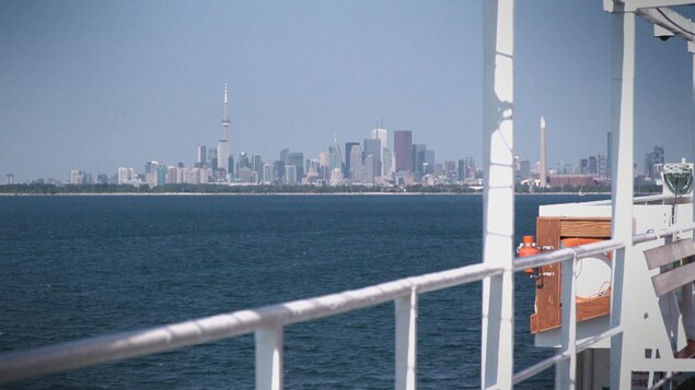 On voit la ville de Toronto au loin, à partir du navire sur le lac Ontario, par une journée ensoleillée.