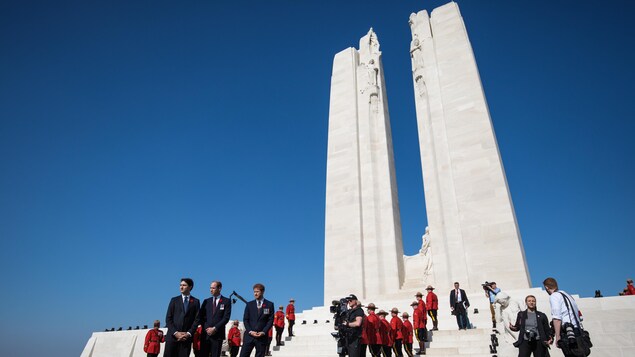 Justin Trudeau se tient devant le Mémorial national du Canada à Vimy en compagnie des princes britanniques William et Harry. Justin Trudeau se tient devant le Mémorial national du Canada à Vimy en compagnie des princes britanniques William et Harry.