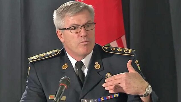 Le commissaire de la Police provinciale de l'Ontario en conférence de presse. Le commissaire de la Police provinciale de l'Ontario en conférence de presse.