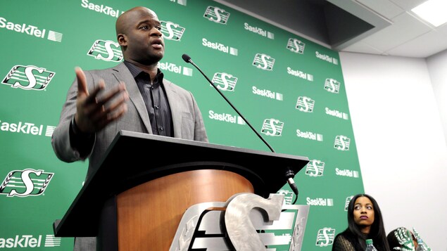 L'ex-quart-arrière des Roughriders de la Saskatchewan, Vince Young, lors d'un point de presse. L'ex-quart-arrière des Roughriders de la Saskatchewan, Vince Young, lors d'un point de presse.