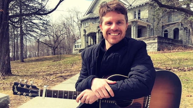 Vincent Vallières, guitare à la main