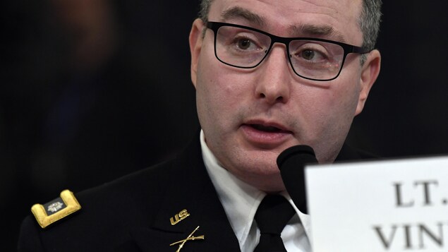 Le lieutenant-colonel Alexander Vindman, portant l'uniforme, répondant aux questions des élus.