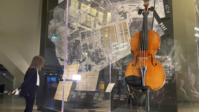 Un violon est maintenant exposé au troisième étage du Musée canadien pour les droits de la personne à Winnipeg. 