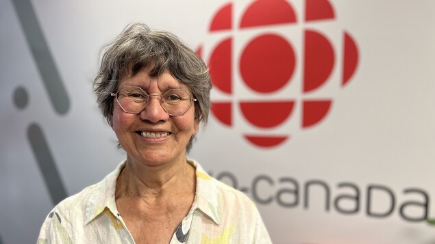 Virginia Pésémapéo Bordeleau dans les locaux de Radio-Canada à Rouyn-Noranda.