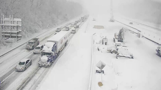 Des automobilistes coincés dans la neige et le froid sur une autoroute aux États-Unis
