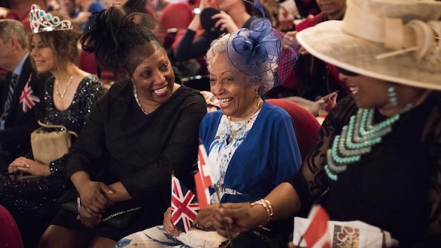 Yolanda McLean, à gauche, regarde le mariage avec sa mère, Melinda McClean , au théâtre Princess of Wales, à Toronto. Yolanda McLean, à gauche, regarde le mariage avec sa mère, Melinda McClean , au théâtre Princess of Wales, à Toronto.