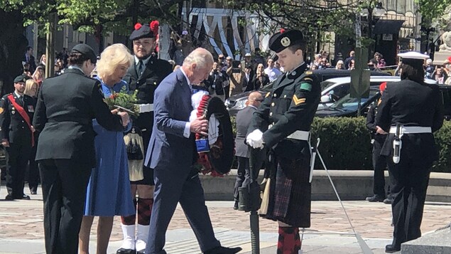Naglalagay si Prince Charles ng isang korona sa National War Memorial.