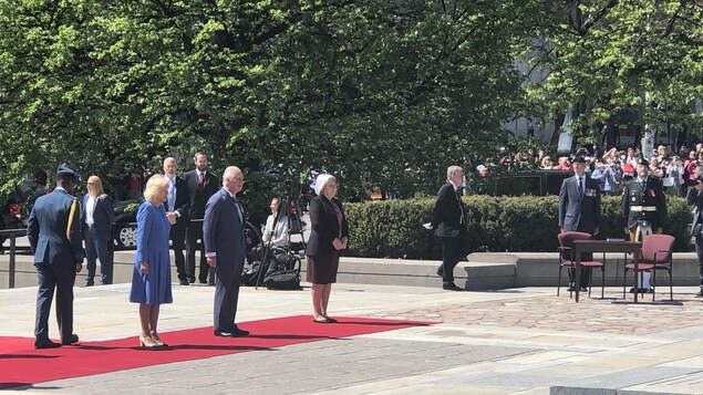 Le Prince Charles, entourée Camilla Shand, duchesse de Cornouailles et de la gouverneure générale du Canada, Mary Simon, au Monument commémoratif de guerre du Canada.