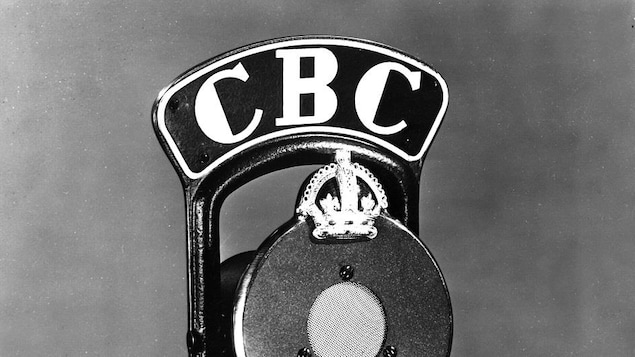Micro de radio orné d'une couronne et de l'identifiant CBC.