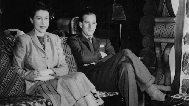 La princesse Élisabeth et le prince Philippe, assis sur un canapé au McConnell Lodge, à Saint-Agathe.
