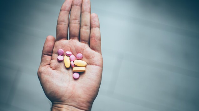 Des vitamines dans une main.