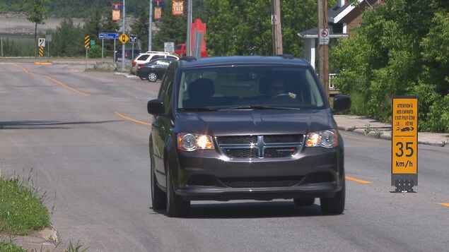 Une voiture roule dans une zone de 35 km/h. Une voiture roule dans une zone de 35 km/h.