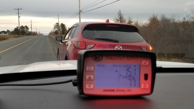 Elle roule à 151 km/h, sans permis, avec un jeune enfant à bord