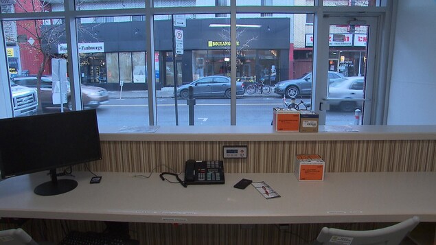 L'accueil du centre d'injection supervisée Spectre de rue, avec un poste de travail et sa vitrine donnant sur la rue Ontario, à Montréal. L'accueil du centre d'injection supervisée Spectre de rue, avec un poste de travail et sa vitrine donnant sur la rue Ontario, à Montréal.