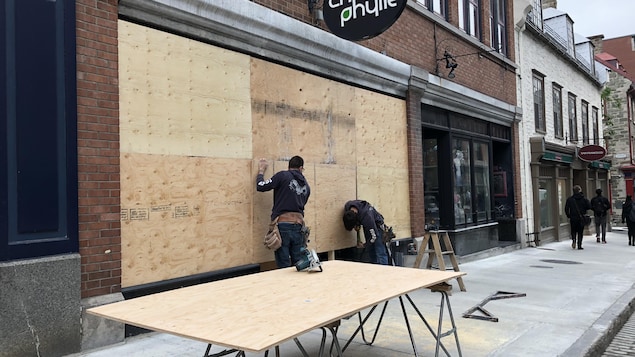 Une vitrine placardée