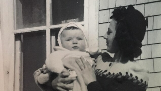 Vivine Ross tient un bébé dans ses bras, en 1944. Il s'agit de Jacques Léger, décédé le 20 janvier dernier Vivine Ross tient un bébé dans ses bras, en 1944. Il s'agit de Jacques Léger, décédé le 20 janvier dernier