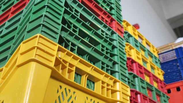 Boîtes en plastique de couleur empilées les unes sur les autres