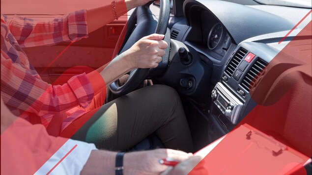 Une personne au volant d'une voiture.