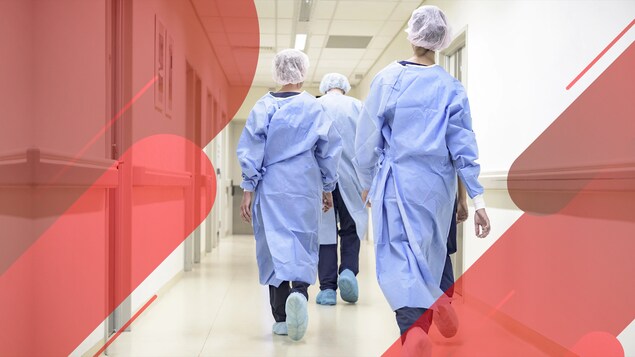 Des infirmières dans un corridor.