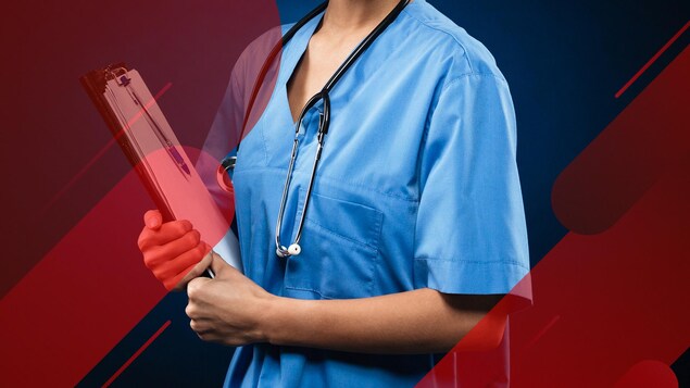 Une infirmière tient dans sa main un carnet.