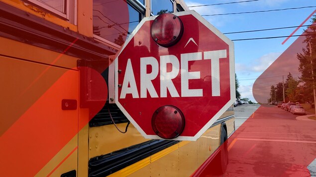 Un panneau «arrêt».