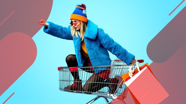 Une femme roule dans un panier d'épicerie.