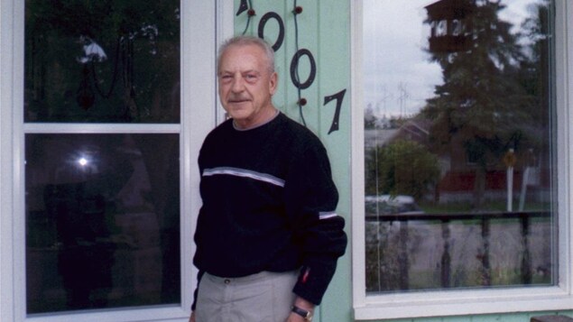 Joseph Marchildon pose devant une maison.