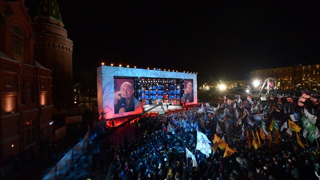 Vladimir Poutine, seul sur scène, lors d'une soirée organisée le 18 mars pour souligner le quatrième anniversaire de l'annexion de la Crimée par la Russie. Vladimir Poutine, seul sur scène, lors d'une soirée organisée le 18 mars pour souligner le quatrième anniversaire de l'annexion de la Crimée par la Russie.