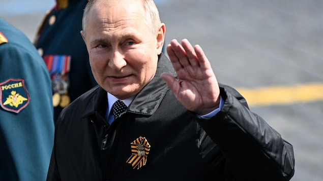 2022 年 5 月 9 日，俄罗斯总统弗拉基米尔·普京在莫斯科的胜利日阅兵式上。