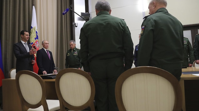 Cette photo fournie par le Kremlin montre le président syrien Bachar Al-Assad discutant avec le ministre russe de la Défense et d'autres hauts gradés de l'armée russe, lundi, à Sotchi. Cette photo fournie par le Kremlin montre le président syrien Bachar Al-Assad discutant avec le ministre russe de la Défense et d'autres hauts gradés de l'armée russe, lundi, à Sotchi.