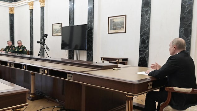 Vladimir Poutine lors d'un entretien avec son ministre de la Défense Sergei Shoigu et chef d'état-major Valery Gerasimov le dimanche 27 février.