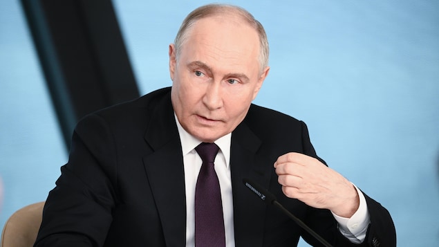 Vladimir Poutine parle en conférence de presse.