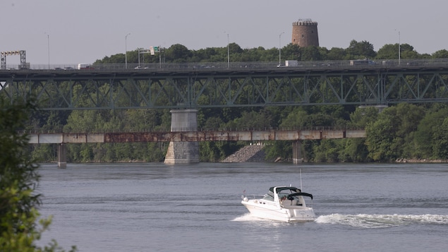 Un bateau de plaisance passe devant l'île Sainte-Hélène, à Montréal, sur le fleuve Saint-Laurent.