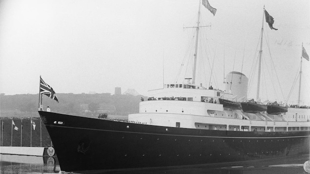 Navire royal Britannia sur le fleuve St-Laurent.