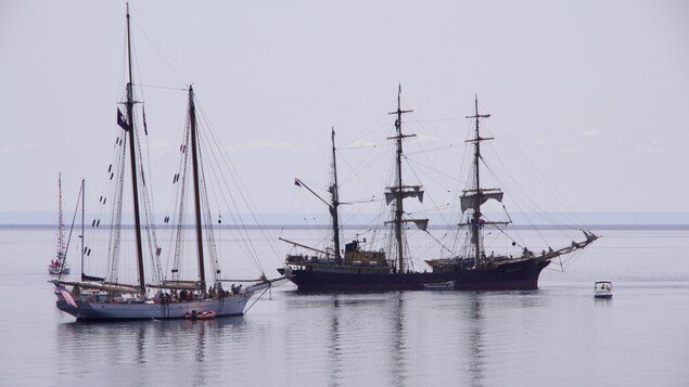 Deux grands voiliers mouillent près de Baie-Comeau. Deux grands voiliers mouillent près de Baie-Comeau.