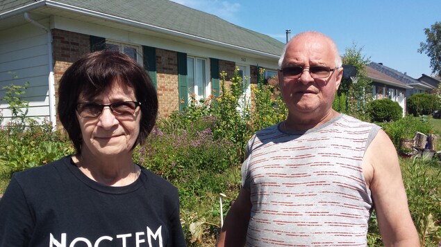 Louisette Alain et Claude Aubut habitent la maison voisine, ils ont porté plainte contre le potager de Véronique Chapier. Louisette Alain et Claude Aubut habitent la maison voisine, ils ont porté plainte contre le potager de Véronique Chapier.