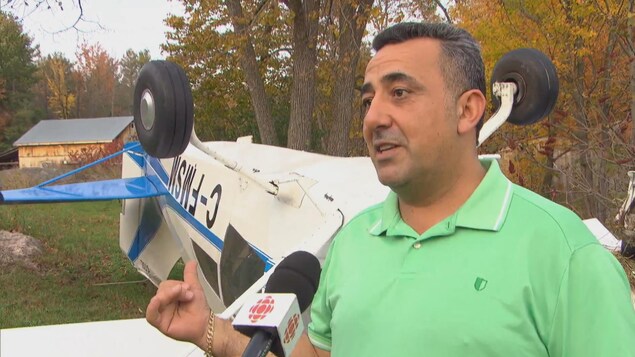 M. Cetin en entrevue dans sa cour, devant l'avion renversé. M. Cetin en entrevue dans sa cour, devant l'avion renversé.