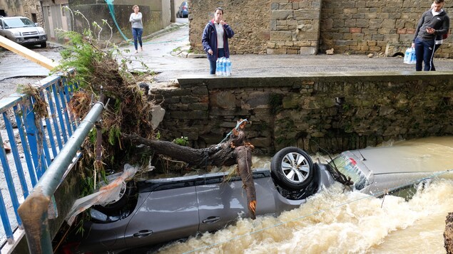 Des voitures coincées sous un pont par des torrents d'eau. Des voitures coincées sous un pont par des torrents d'eau.