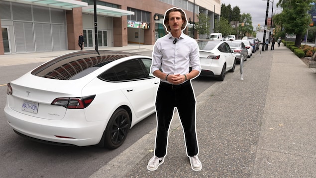 Le journalise Ivan de Jacquelin devant une tesla, à Vancouver.