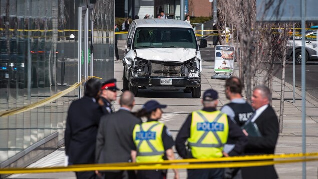 Des policiers près du véhicule, qui happé mortellement des piétons à Toronto.