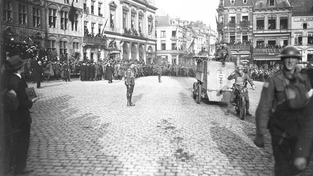 Photo d'archives montrant des soldats à pied, en moto et à bord d'une voiture blindée lors d'une parade de la victoire. Photo d'archives montrant des soldats à pied, en moto et à bord d'une voiture blindée lors d'une parade de la victoire.