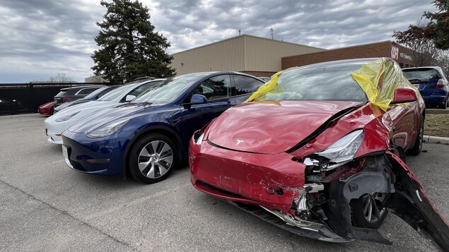 Une voiture Tesla endommagée. 