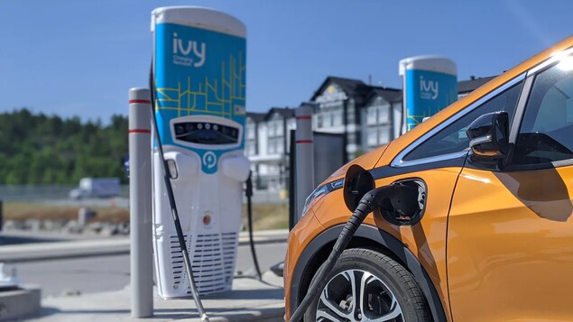 Des bornes de recharge électrique dans la plupart des aires ONroute d’ici l’été