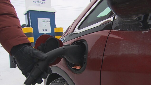 Recharge d'une voiture électrique à une borne rapide
