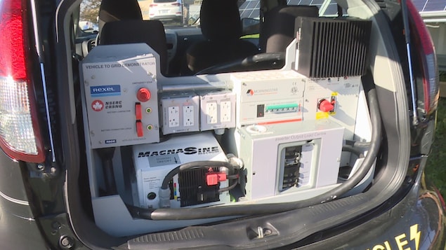 Le coffre d'une voiture électrique modifiée. Le coffre d'une voiture électrique modifiée.