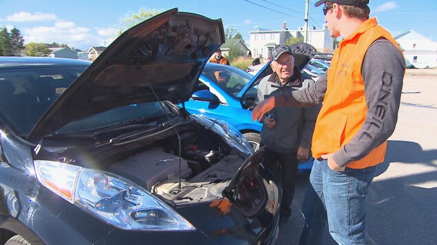 Un porte-parole de l'AVEQ décrit les avantages d'une voiture électrique à un automobiliste