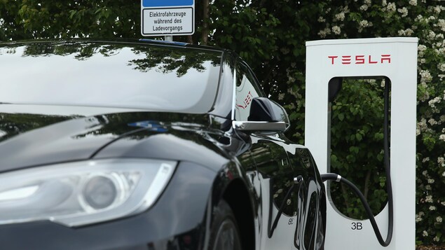 Une voiture Tesla en rechargement Une voiture Tesla en rechargement