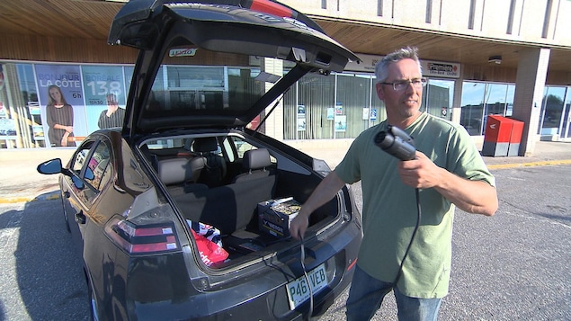 Le propriétaire d'un véhicule électrique, avec sa recharge personnelle.